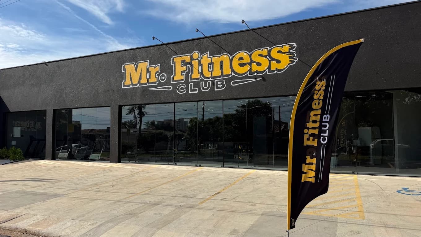 Fachada da academia Mr. Fitness Club, prédio preto com letreiro amarelo