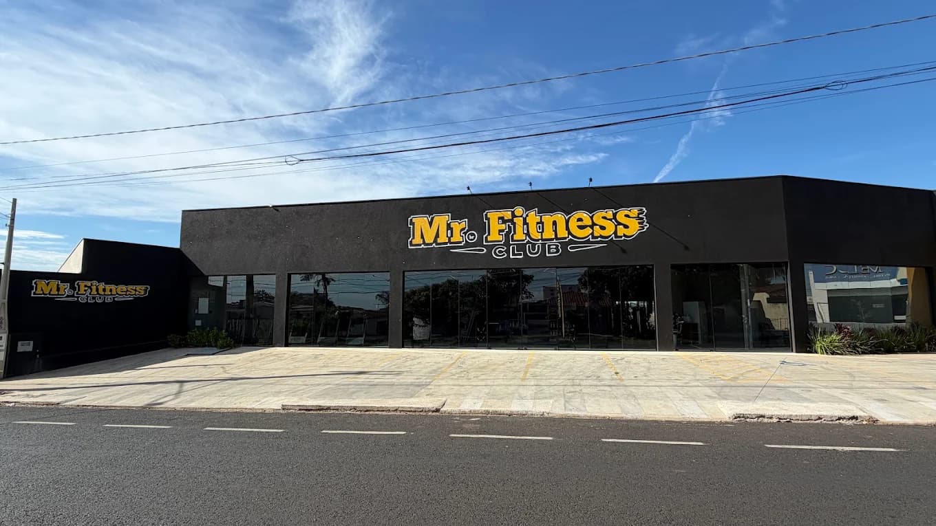 Fachada do Mr. Fitness Club, vista lateral do prédio