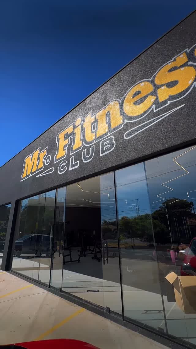 Fachada da academia Mr. Fitness Club, prédio preto com letreiro amarelo